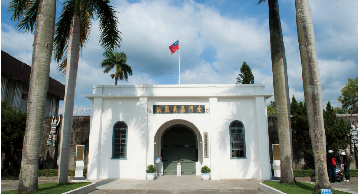 嘉義舊監獄
臺灣唯一完整保存的日治時期監獄建築,為國定古蹟,也是世界唯一原地保存的賓夕凡尼亞式監獄建築,主要特徵即是中央有一座控制台,以便於管理周圍呈扇形放射狀的囚房,迄今各項設保存良好,成為法制教育與人權演進活教材。
電話:(05)362-1873
地址:嘉義市東區維新路140號