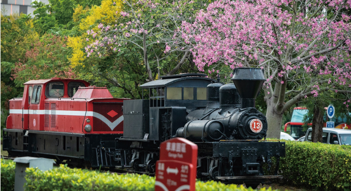 嘉義車庫園區
阿里山林業鐵路列車的停靠基地,來此可近距離觸摸阿里山林業鐵路退役的各式蒸火車、柴油機車、動力客車、客貨車廂,和日治時期日本皇太子上阿里山所搭乘的檜木車廂,一窺阿里山鐵路百年縮影,是鐵道迷絕不能錯過的火車寶庫。
電話:(05)277-9843
地址:嘉義市東區林森西路2號