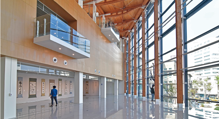 嘉義市立美術館
建築造型極具特色的嘉義市立美術館,前身為日治時期昭
和十一年(西元1936年)所建的菸酒公賣局嘉義分局辦公室,為臺灣過往製酒產業歷史留下見證。除了常設展,美術館並有藝術商店、藝術書店、藝術教育空間和大型展場,藉由駐館、創作和展演連結國際在地藝文活動。
電話:(05)227-0016
地址:嘉義市西區廣寧街101號