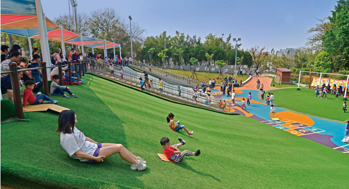 滑草場與星光溜滑梯
嘉義市立棒球場前廣場改成首座人工草皮滑草場、磨石子溜滑梯,遊戲區面積約150坪,滑梯度超過4公尺;寬度12公尺讓孩子放電,父母放心,是一個親子共遊的好去處。
地址:嘉義市東區山仔頂249-1號