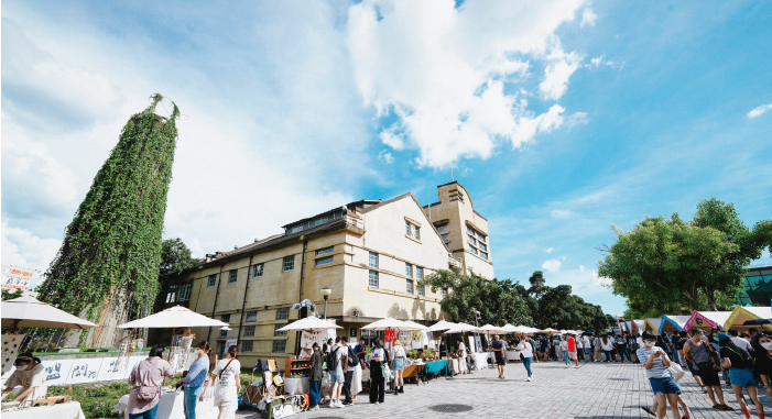 嘉義文化創意產業園區
嘉義早期有「白酒鄉」美名,園區前身即為臺灣最早生
產高粱酒的嘉義酒廠,園區內有7棟具不外觀與構造
特色的日治時期建物,已登錄為嘉義市歷史建築。如今轉
型為嘉義市文創基地,打造優質藝術展演、文創產業、教
育推廣的活動空間,來此可欣賞、參與各項展覽與課程,成
為嘉義文化創新生活美學源源不絕的創意基地。
電話:(05)216-0500
地址:嘉義市西區中山路616號