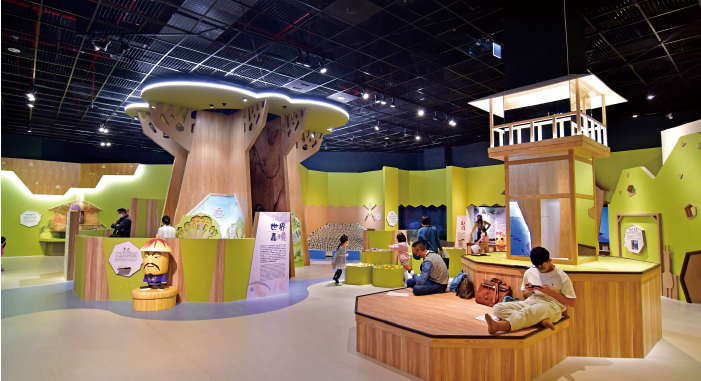 嘉義市立博物館
2020年重新改建完,以「嘉義的城市博物館」概念佈置,一樓《探索嘉園》孩童視搭配說故事的方式探索嘉義市的歷史人文脈絡;二樓《展望諸羅》以1:87火車動態模型重現以往嘉義糖鐵、林鐵、臺鐵三鐵共構的榮景;三樓《建築上搬戲一來聽廟仔講古》呈現嘉義特色工藝交趾陶的古往今來。
電話:(05)278-0303