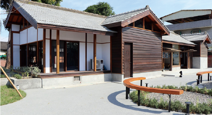 實驗木場
位處嘉義舊監獄宿舍群的中心位置,利用二座四連棟日式宿舍重組設計,形塑具特色的木構實作園區,打造嘉義市第一處具實驗性質的木工廠。實驗木場內有新穎專
業設備機具及過30種大小木工具,還有一台5噸萬能試驗機,作為產官學界交流的基地。
電話:(05)278-8225分機502
地址:嘉義市東區維新路134巷24