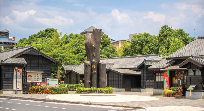 檜意森活村
全臺灣第一座森林文創園區,也是全臺範圍與數量最多
的日式建築群,每間房舍皆有不同設計而饒富興味,包
含文創市集、營林俱樂部,以及由一心二葉館化身成為
的森.Market,已為遊客體驗阿里山林業文化旅遊
重鎮。
電話:(05)276-1601
地址:嘉義市東區林森東路1號