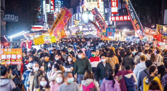 文化路夜市
自日治時期起,嘉義市以大通(中山路)、二通(中正路)及文化路各具特色的商店與販售商品,成為嘉南平原上最熱鬧的商圈文化路夜市美食小吃氣響亮,包括大江南北點、道地嘉義火雞肉飯、豆漿豆花、傳統春捲、異國料理,還有北部吃不到的薑汁番茄、半夜才開賣食材來自束石的仔煎 等,滿足老饕們的味蕾,服貼了每張挑剔的嘴,慕名前來的美食行家們絡繹於途。
地址:嘉義市東區文化路(中山路至民族路段)