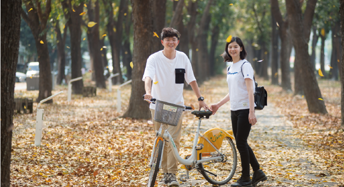 嘉義市環市自行車道
環市自行車道主線路段全長共計25公里,其穿越多處嘉義市最具特色的花季勝地,並經過北香湖公園、檜意森活村、蘭潭、八掌溪畔等知名景點。沿途除了有綠遮蔭、徐徐涼風,賞花、賞景的同時,也能感受旅行嘉義市的緩慢心情。各路段還有美食名店,等著旅人來尋幽探訪。
電話:(05)229-4593
