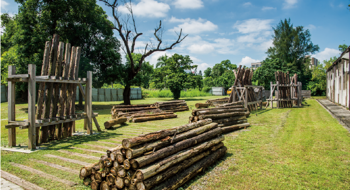 嘉義製材所
建於日治時期大正三年(西元1914年),日治時期日本政
府佔地範圍最廣大的官營木材產業園區,負責貯存阿里山
上砍下山的木頭,承擔加工木成為「木材」的重要任
務,當年規模產量號稱東洋第一。
電話:(05)277-9843
地址:嘉義市東區林森西路4號