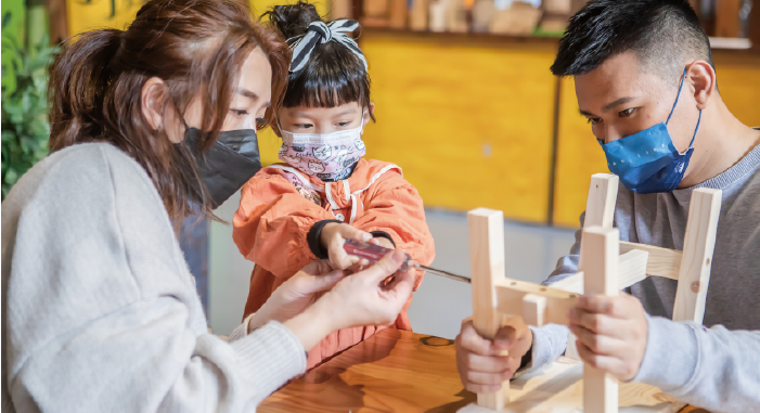 愛木村
愛木村在民國50年代是嘉義的一間檜木製材廠,曾經參
與臺灣經濟起飛的繁榮,也走過風雨飄搖,景氣不振的
年代,如今搖身一成為木業文創及木藝的光工
廠,為大家創造一個有木有溫暖的生活。
電話:(05)23-2441
地址:嘉義市東區文化路909-3號