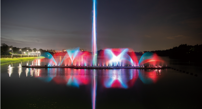 蘭潭
相傳三百年前由荷蘭人所建,截八掌溪水灌溉王田,古稱「紅毛」,每到夜晚潭水映月如詩如畫,有「蘭潭泛月」嘉義八景之一的雅稱。每晚固定演出的音樂噴泉,更是國內最大常設性水舞節目,觀賞寬度可達50公尺,是夜晚最震撼的視聽覺饗宴。另環潭公路可通往蘭潭後山,有數條山徑步道與挺拔的樹群,及豐富的生態、蟲魚鳥獸,是運動、登山及深層觀察自然生態的超夯去處。
電話:(05)224-8917
地址:嘉義市東區鹿療里紅毛187號之4