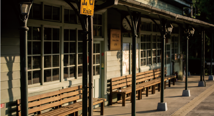 北門驛
阿里山林業鐵路為世界高山鐵路之一,起點北門驛也是
山區貨物下山的集散地,臺灣紅檜木構築深具獨特魅
力,站體面積約28坪,主要分為辦公室、票房、候車
室三部分,造型古典雅樸,散發檜木香氣。
電話:(05)276-2251
地址:嘉義市東區共和路428號