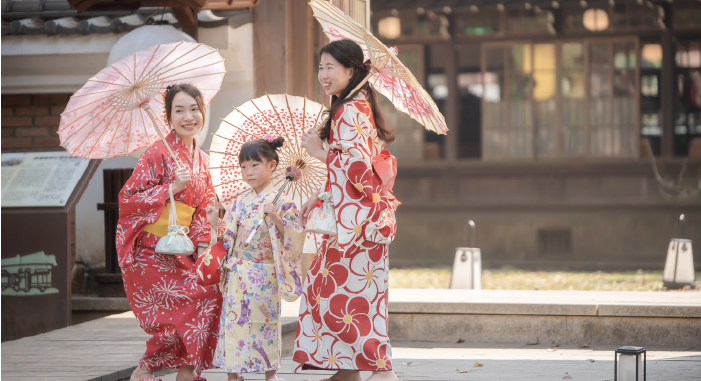 嘉義市史蹟資料館
建於昭和十八年(西元1943年),兩棟日本「書院造」格局的優美建物,前身為日治時期嘉義神社附屬的齋館及社務所,齋館是前往神社祭祀前齋戒準備之處,社務所則為神社行政管理辦公處,和風詩情庭園雍容雅逸,園區處處充滿歷史況味,猶臺灣近代史的縮影。
電話:(05)277-0518
地址:嘉義市東區公園街42號